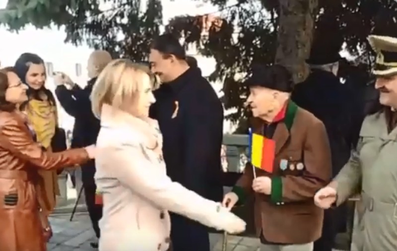 Veteran de război, ignorat de fruntașii PNL din Vâlcea la ceremoniile de Ziua Națională