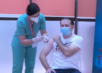 Premierul Florin Cîțu a afișat la vaccinarea cu prima doză mesajul „Împreună învingem pandemia”