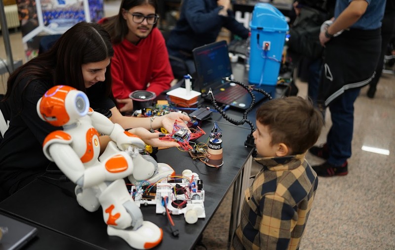 La Ploiești se defășoară cel mai mare festival de robotică din România