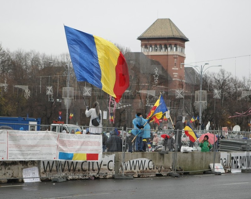 UPDATE. Protest și incidente în Piața Victoriei. Anchetă MAI după împiedicarea organizării târgului de Crăciun/ FOTO
