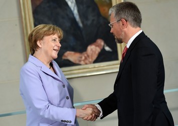 Andri Melnik, aici alături de Angela Merkel, e ambasadorul Ucrainei în Germania de opt ani | Foto: EPA