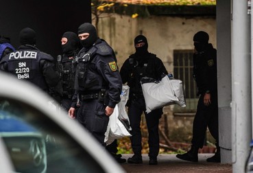 Percheziție în timpul unei operațiuni de amploare a poliției în Berlin în căutarea jefuitorilor. Foto: Epa