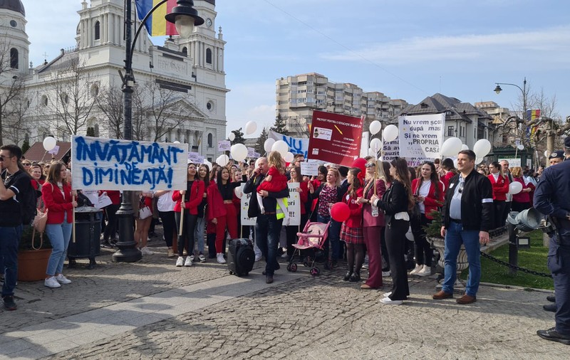 Părinți versus primar, la Iași. Protest după mutarea elevilor unui colegiu național din clădirea monument istoric, aflată în risc seismic