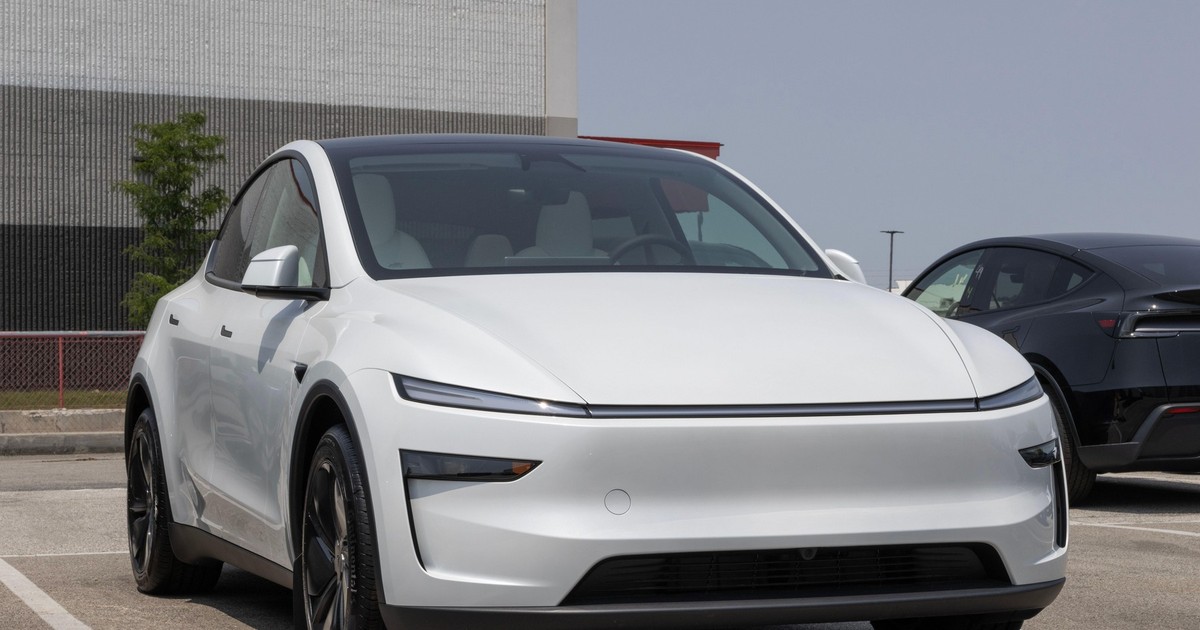Imagine cu o Tesla albă model Y parcată