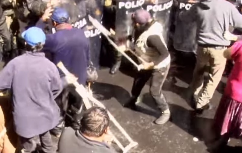 Violențe în Bolivia la un protest al persoanelor cu dizabilități. Polițiștii au intervenit cu tunurile cu apă