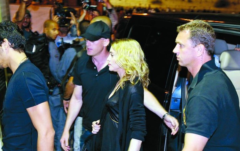 Madonna: «I-aş împuşca pe paparazzii români»