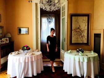 Andreea Ștefănescu a absolvit școli de etichetă din Elveția și SUA