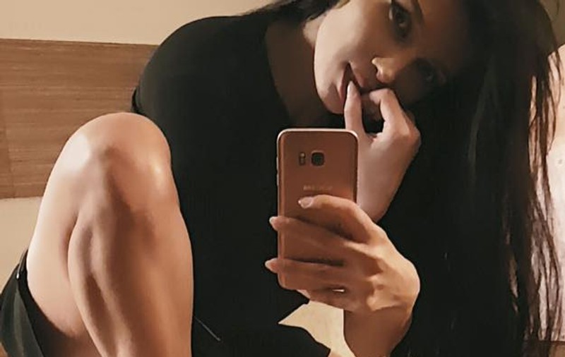 Lora, în cea mai sexy ipostază. S-a dezbrăcat și s-a pozat în pat. Admiratorii artistei au înnebunit