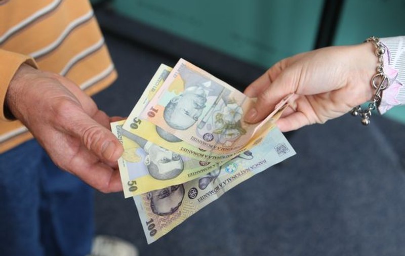 Statul a dat, statul a luat. Fiscul cere înapoi aproape jumătate din ajutoarele date oamenilor în pandemie