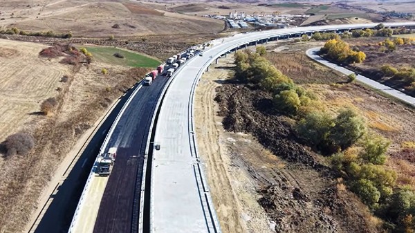 Lucrări asfaltare viaductul Topa Mică