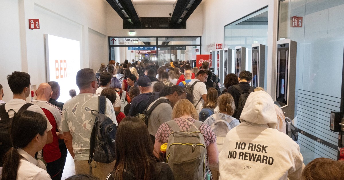 Coadă într-un aeroport din Germania.