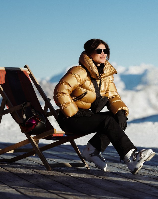 Cât costă salopeta de schi purtată de Monica Bîrlădeanu în vacanța în Alpi cu Valeriu Gheorghiță. Imagini cu cei doi pe pârtie