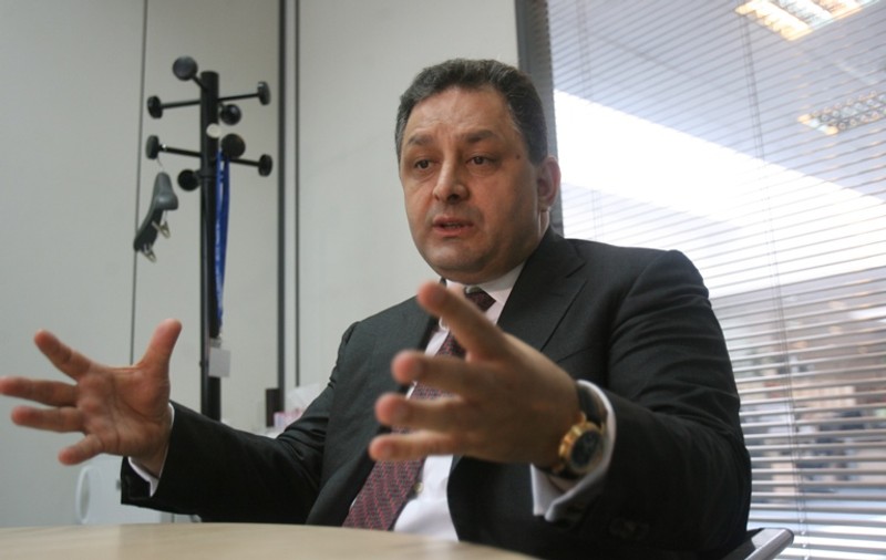 Vanghelie dă pe un gard de trei ori mai mult decât Piedone