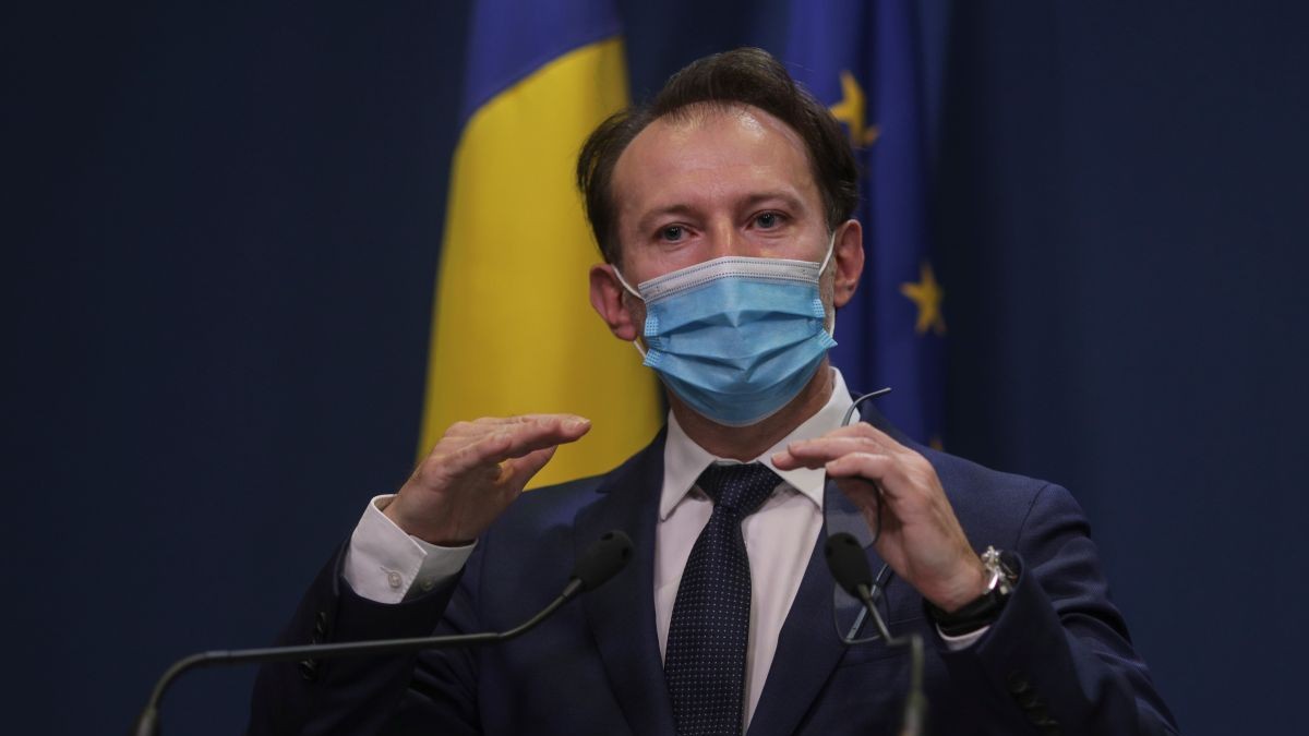 Premierul Florin Cîțu anunță înghețarea salariilor în domeniul bugetar. Florin Cîțu gesticulând