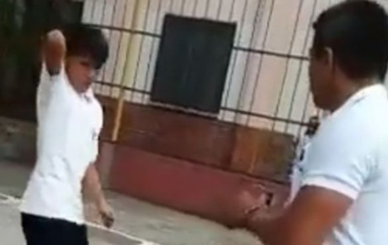 Și-a atacat profesorul cu un cuțit, pe terenul de sport