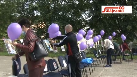 Pozele absolvenților au fost prinse pe o sfoară cu cârlige de rufe | Foto: captură Sălăjeanul TV