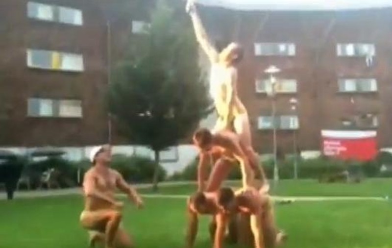 SCANDAL URIAŞ în SATUL OLIMPIC. Sportivi despuiaţi şi dezlănţuiţi pe iarbă. Ar trebui trimişi acasă? VIDEO