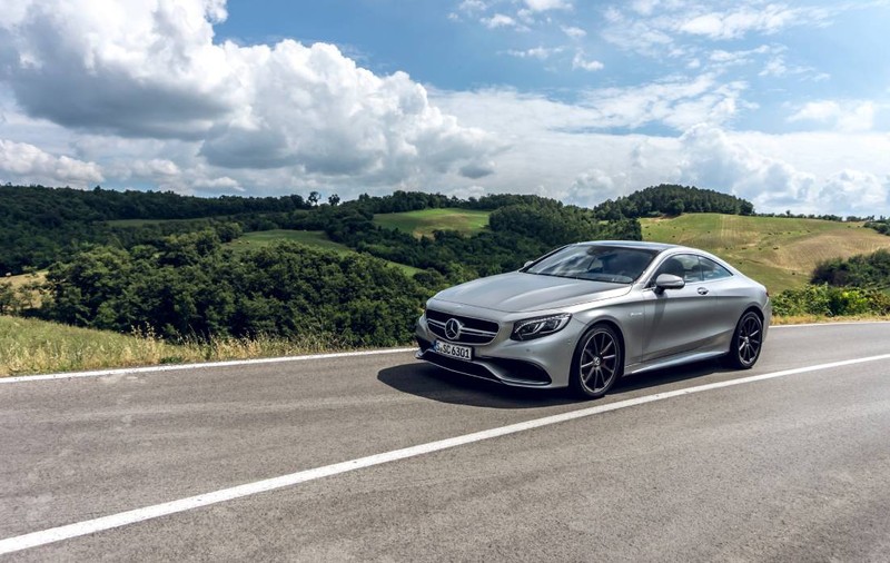 Mercedes dezvoltă „vopseaua solară” pentru mașini electrice: poate oferi până la 20.000 km pe an fără încărcare
