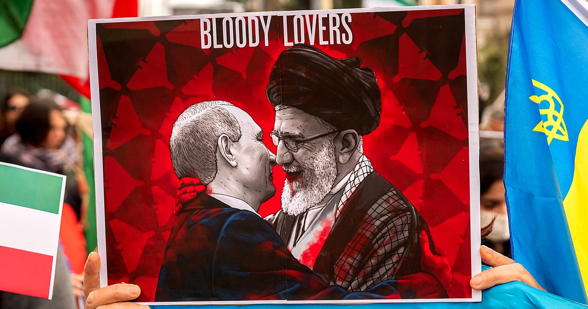 O pancartă în care manifestanți anti-Khamenei denunță legăturile dintre fostul lider suprem iranian și liderul autocrat rus Vladimir Putin Foto: Imago