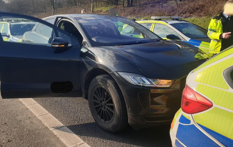 Șoferul unui Jaguar electric a chemat Poliția pe autostradă, după ce mașina a rămas fără frâne și a accelerat singură până la 160 km/h. Cum a fost salvat
