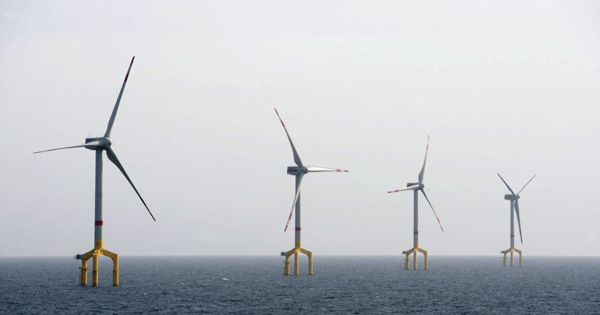 Turbinele eoliene ale parcului eolian offshore "Bard Offshore 1" sunt văzute la aproximativ 90 de kilometri nord-vest de Borkum, Germania. Turbine eoliene offshore rotindu-se