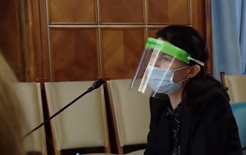 VIDEO / Ministrul Muncii, cu echipament anti-coronavirus la o întâlnire cu sindicatele: ecran de protecție peste mască și mănuși