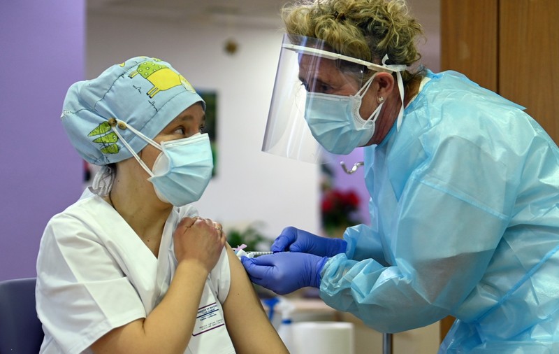 O asistentă medicală a fost depistată pozitiv la 24 de ore după ce a fost vaccinată împotriva coronavirus, într-un centru de bătrâni din Spania