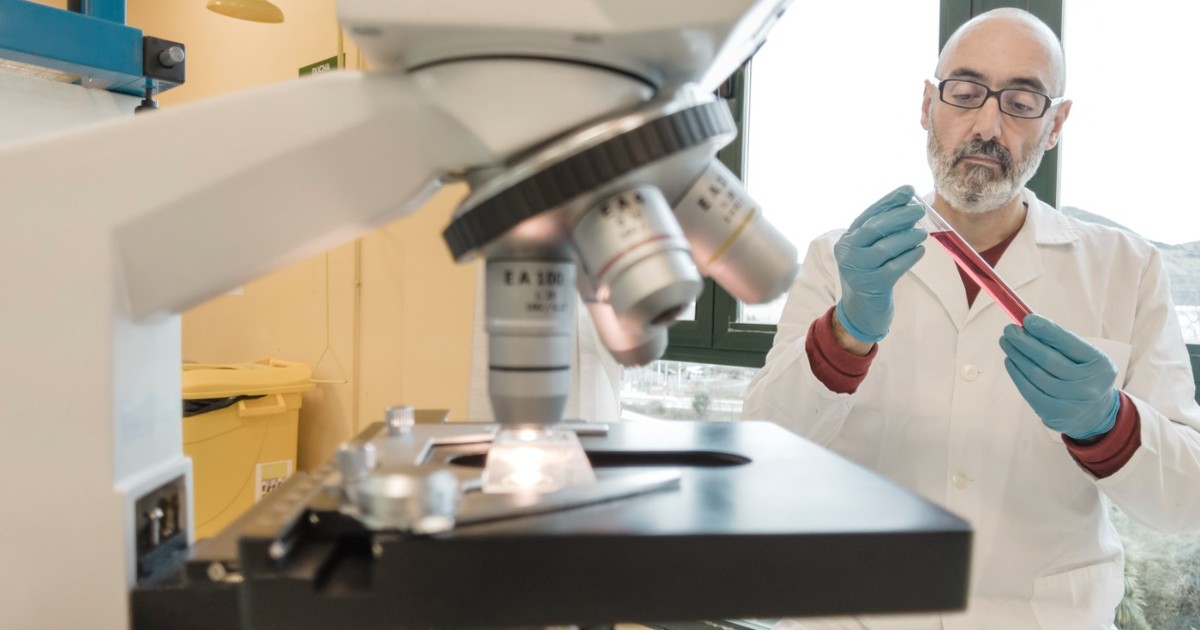 un medic efectueaza un test de sange intr-un laborator