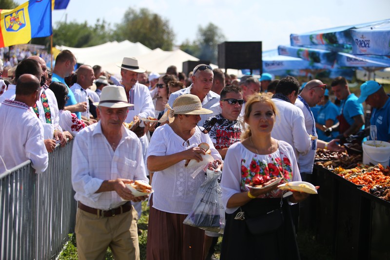 Invitații au venit îmbrăcați în port popular, așa cum a cerut George Simion | Foto: Dumitru Angelescu