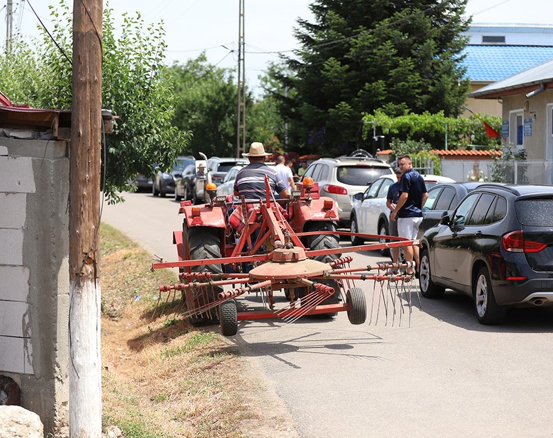 REPORTAJ Alegeri 2024 | Poliție, jandarmi și o bunică speriată de propria nepoată la Belciugatele: „M-a făcut în tot felul că am urcat în mașina primarului!”