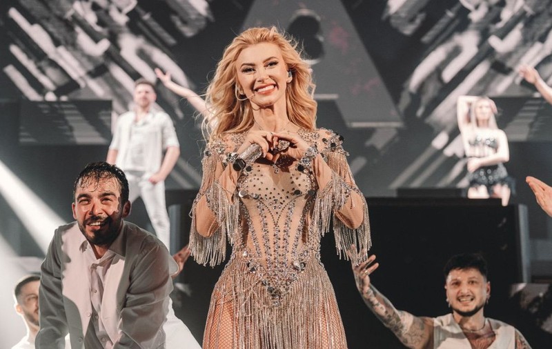 Vedeta de la Antena 1 care a apărut pe scena de la Sala Palatului din București alături de Andreea Bălan. Artista a schimbat 15 ținute