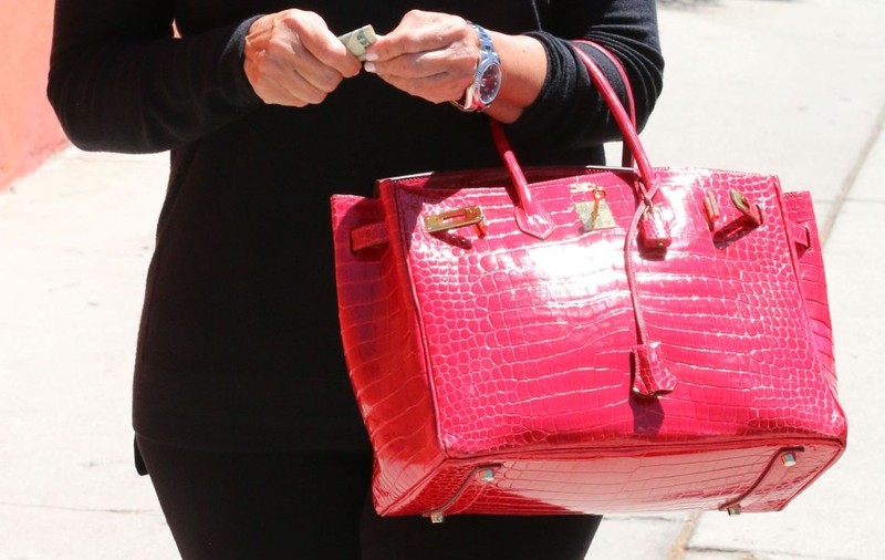 Au CELE MAI SCUMPE GENŢI DIN LUME, dar NU LE POT PURTA! Ce s-a întâmplat cu celebrele Hermès?