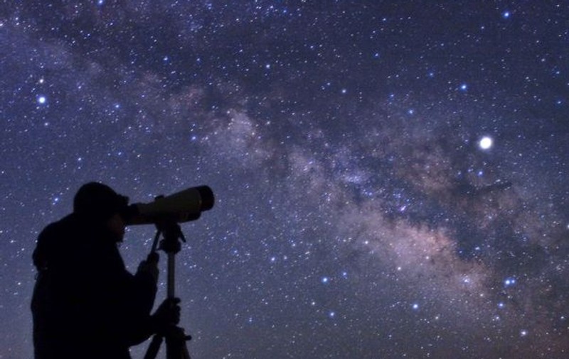 Fenomene astronomice spectaculoase în weekend: SuperLuna va eclipsa ploile de meteoriți