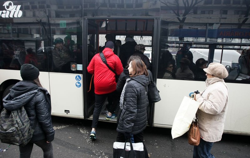 Un șofer RATB a închis ușa unei călătoare, deși copilul acesteia APUCASE să se suie