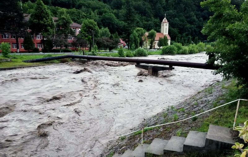 Cod galben de viituri pe râuri din 14 județe până miercuri noaptea. Zonele vizate de avertizare