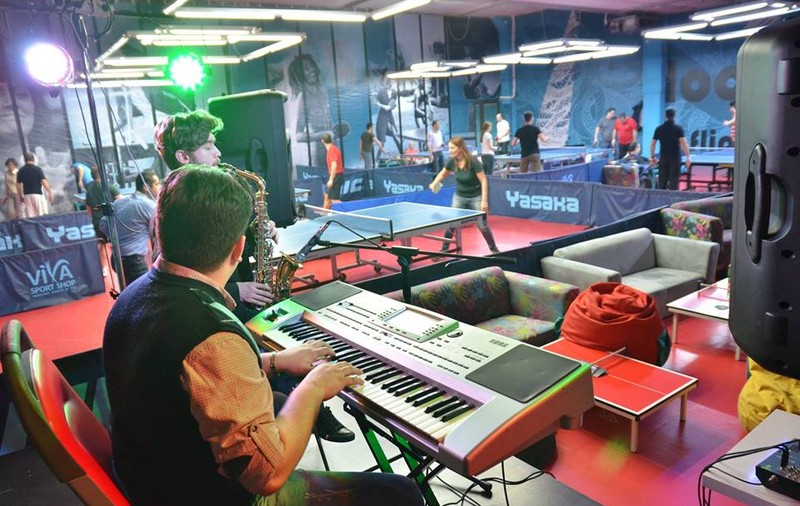 Ping pong-ul pe ritmuri de jazz a ajuns şi în România. Află unde întâlneşti această atmosferă / FOTO&VIDEO