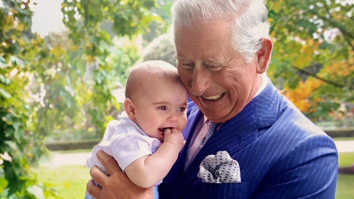 Prințul Charles în ipostază de bunic. Fotografia alături de nepotul lui, Prințul Louis, a ajuns virală pe internet