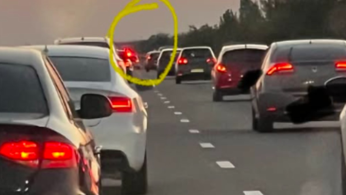 Mașini în coloană, pe autostradă
