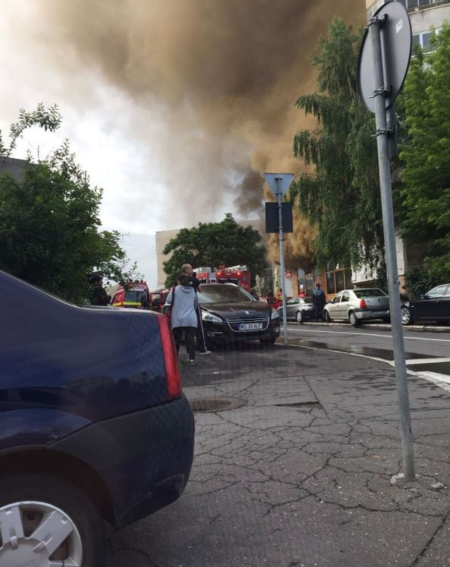 UPDATE/ Incendiu la un restaurant din Târgu-Mureş a fost stins. Primăria evaluează pagubele (VIDEO)