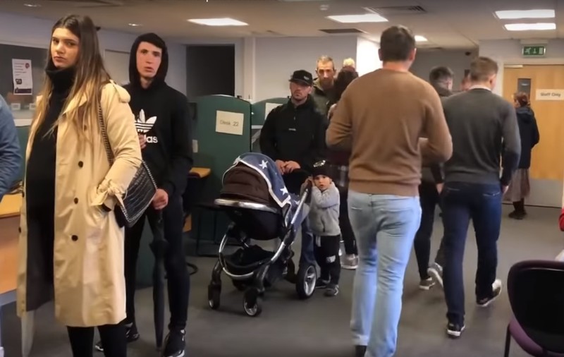 Cozi uriașe la secțiile de vot din diaspora. În Londra se înregistrează un vot masiv la referendum
