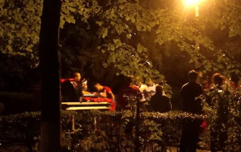 Un pompier din Oradea, rănit în timp ce tăia cu drujba un copac doborât de furtună. Care este starea lui |FOTO
