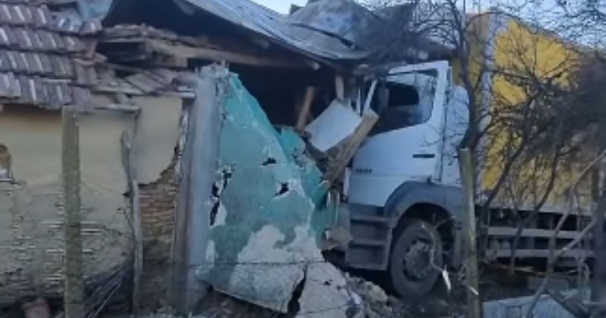 Un TIR care a intrat într-o casă, în Smeeni, Buzău.
