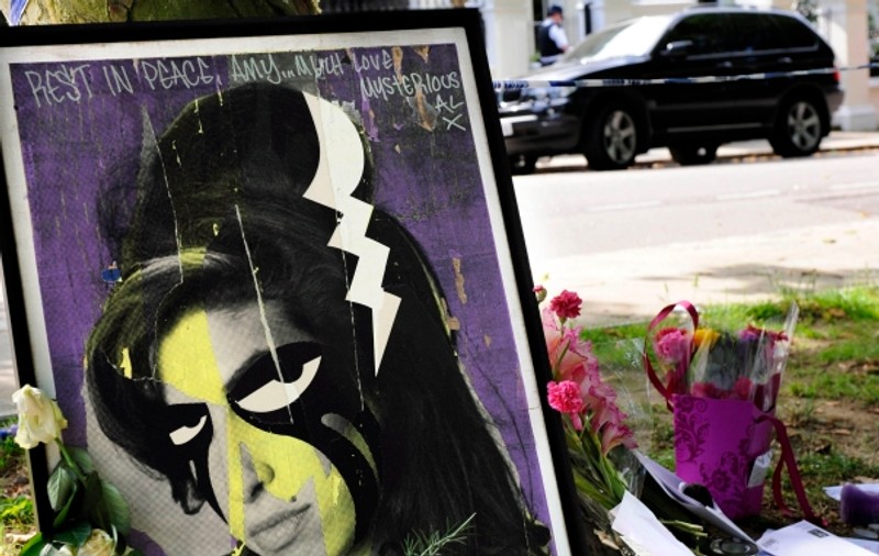 Foto | Ce tablou bizar au lăsat fanii în fața casei lui Amy Winehouse!