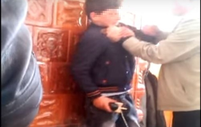 Profesor filmat în timp ce bate un elev în județul Neamț. „Te fac bucăți, te duci cu capul sub braț acasă!”