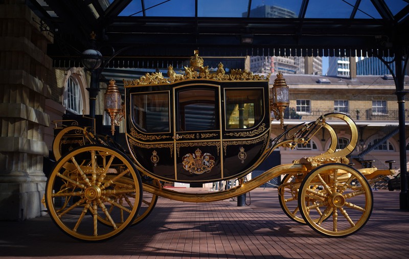 Bărbat arestat după ce s-a cățărat pe un zid al Royal Mews, lângă Palatul Buckingham