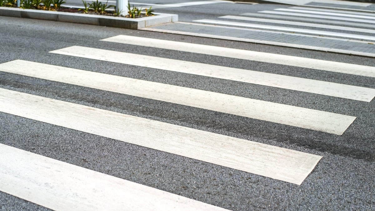 O trecere de pietoni, zebra este pictată cu alb pe asflat