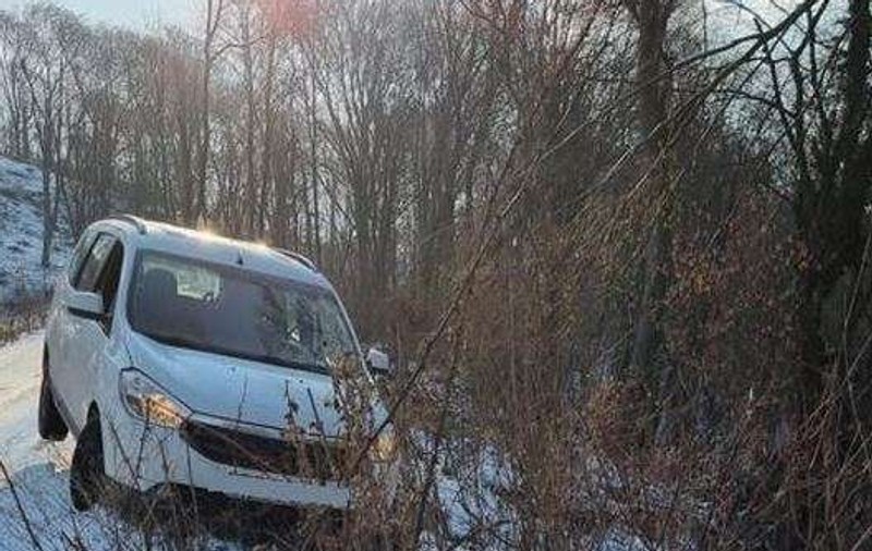 Un șofer care risca să cadă cu mașina într-o prăpastie a fost salvat de pompierii din Hunedoara