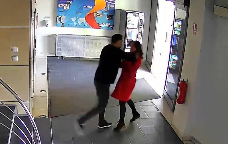 EXCLUSIV. Înregistrarea video cu momentul în care jurnalistul sportiv Marian Olaianos o agresează fizic, în incinta TVR, pe colega sa Nadine Vlădescu