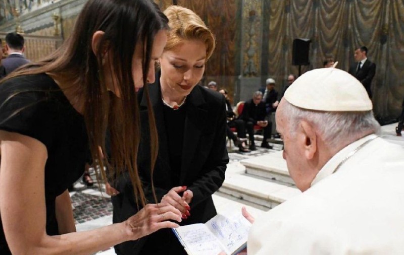 Cântăreața ucraineană Tina Karol, primită în audiență la Vatican. Cadoul emoționant pe care i l-a oferit Papei Francisc