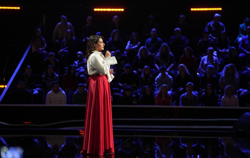 Adriana Dascălu, o româncă stabilită în Spania, care muncește într-o fabrică de conserve, a uimit la X Factor 2025: „E precum Cenușăreasa!”